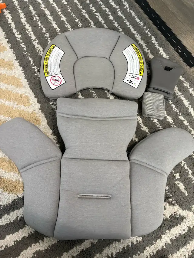 Nuna Pipa Lite grey baby car seat insert in Strollers, Carriers & Car Seats in Mississauga / Peel Region - Image 2