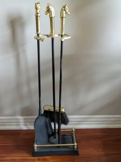 Ensemble d'accessoires pour foyer au bois. Comprend un tisonnier, une balais, une pelle et un suppor...