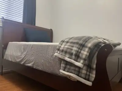 Clean, spacious room for rent. Close to shopper world and Sheridan college in Brampton. One bus to S...