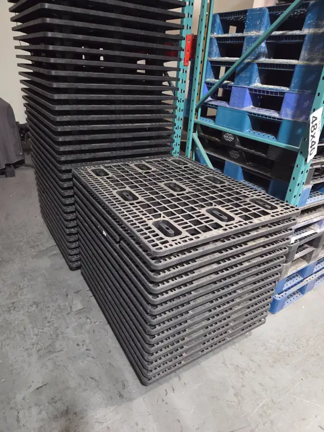 Pallets skids pallet skid indoor dry stored wood plastic COMe IN in Other in Mississauga / Peel Region - Image 3