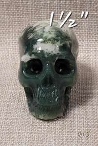 Crâne Skullis 1½" d'agate naturelle. Milky moss agate skull