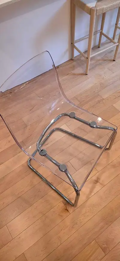Acheter en novembre 2025. Raison de la vente : Déménagement 2 chaises sont disponibles (60$ chaque)....