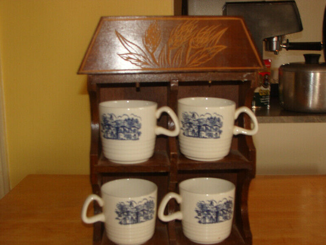 Ensemble de 4 tasses à café, avec support en bois dans Art et objets de collection  à Laval/Rive Nord
