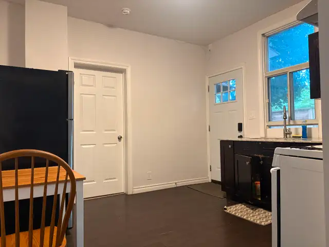 One bedroom in a two-bedroom apartment for rent dans Chambres à louer et colocs dans Ville de Toronto - Image 2