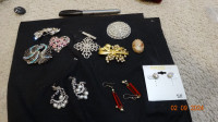 Eight pieces jewellery,mosty brooches,cameo,pearls,"diamond"