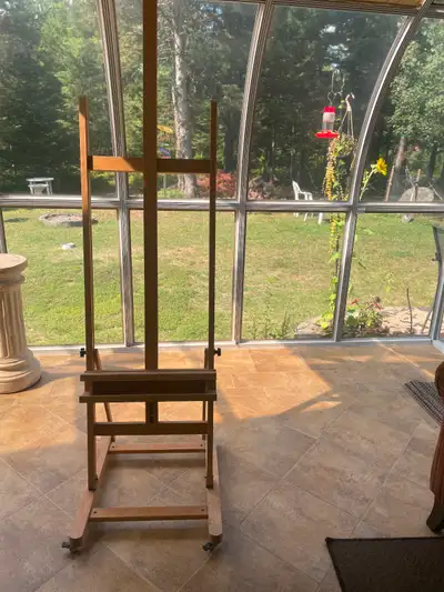 chevalet en bois, avec roulettes, en très bonne condition.