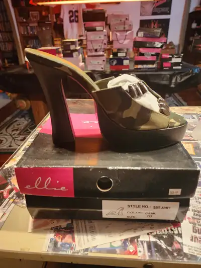 New ladies Camo style pumps, size 10, in box, View more