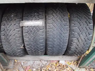 6 Pneus d'hiver 215/65 R16, 4 avec jantes en acier et 2 sans jantes Bolt pattern de 5x110 c/c (métri...