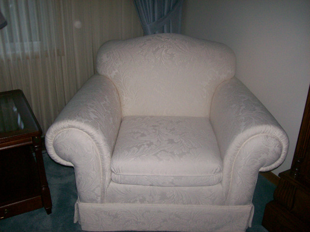 BEAUTIFUL OFF WHITE SOFA WITH MATCHING ACCENT CHAIR in Couches & Futons in Oshawa / Durham Region - Image 4