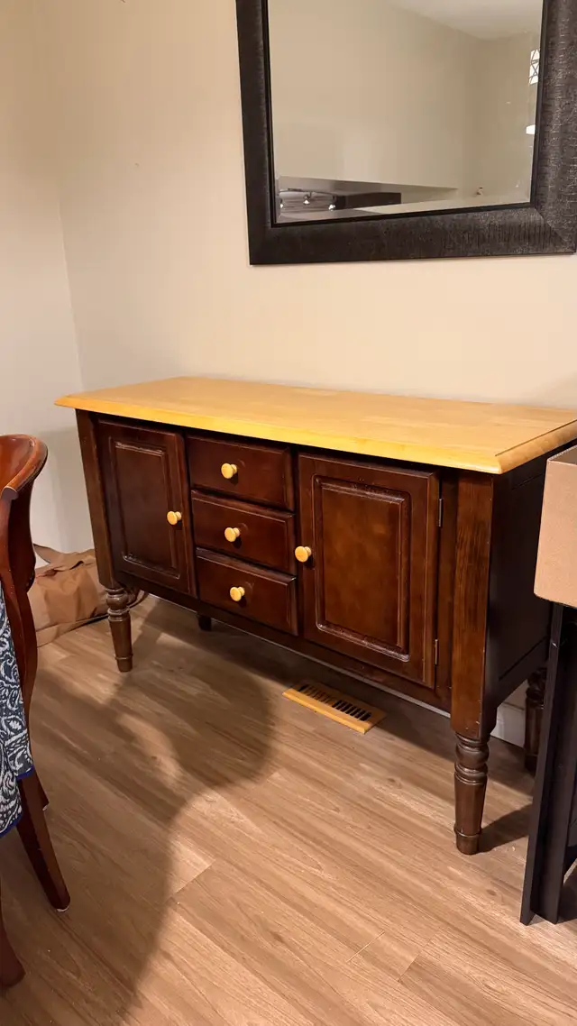 Cherry wood cabinet in Hutches & Display Cabinets in Ottawa - Image 2