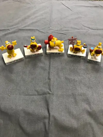 5 DIFFERENT FIGURINES