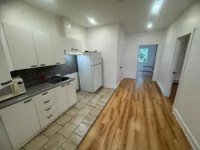 UN MOIS OFFERT Superbe logement 5 ½ rafraîchi, propre et prêt à emménager, situé dans un secteur pra...