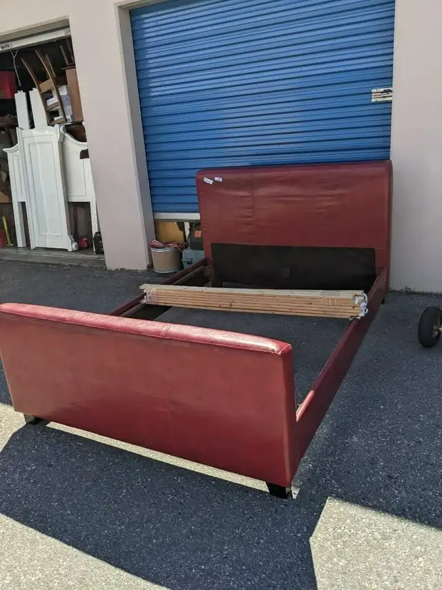 BED FRAME - QUEEN SIZE - RED LEATHER in Beds & Mattresses in Delta/Surrey/Langley - Image 4