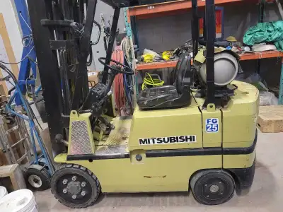 Chariot élévateur Mitsubishi FG25 1994, capacité 5000 Lb, 3 sections, "side shift", Fonctionne au pr...