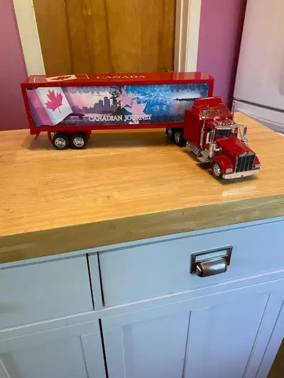 1. Camion et remorque Canada, boîte fermée, 23 po long x 3.5 po large x 6 po haut, 45$**manque 1 por...