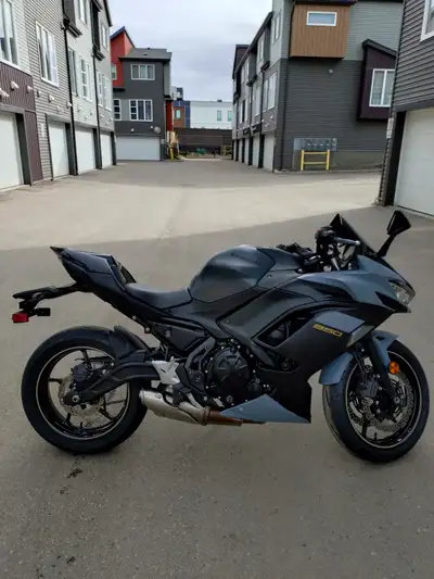 For sale: Kawasaki Ninja 650, 2024 year, only 5120km. Equipped: - black windscreen - rear seat cowl...
