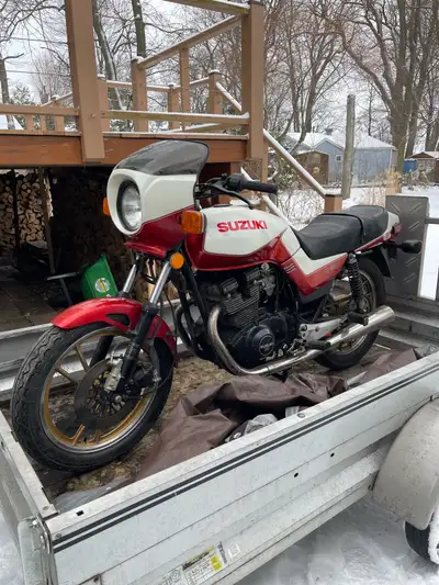 Petite moto facile, maniable et basse Si vous êtes petit ou petite elle vous raviras. Idéal pour com...