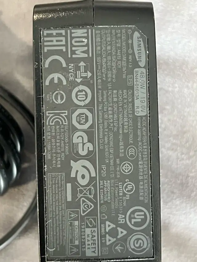 Samsung 48W 19V AC/DC Power Adapter in Laptop Accessories in London - Image 2