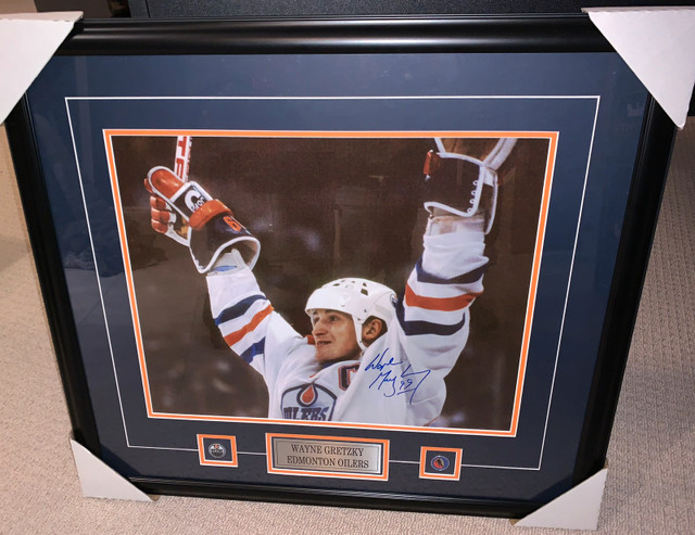 Wayne Gretzky Framed signed Edmonton Oilers - 16 x 20 Photo in Arts & Collectibles in Mississauga / Peel Region