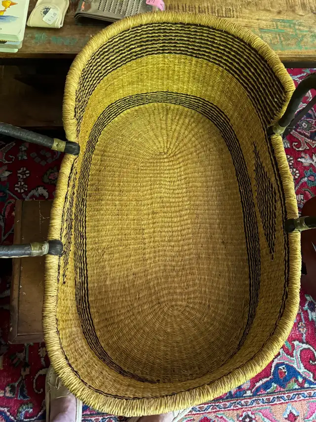 African hand w can woven baby bassinet Moses basket beautiful in Cribs in Napanee - Image 2