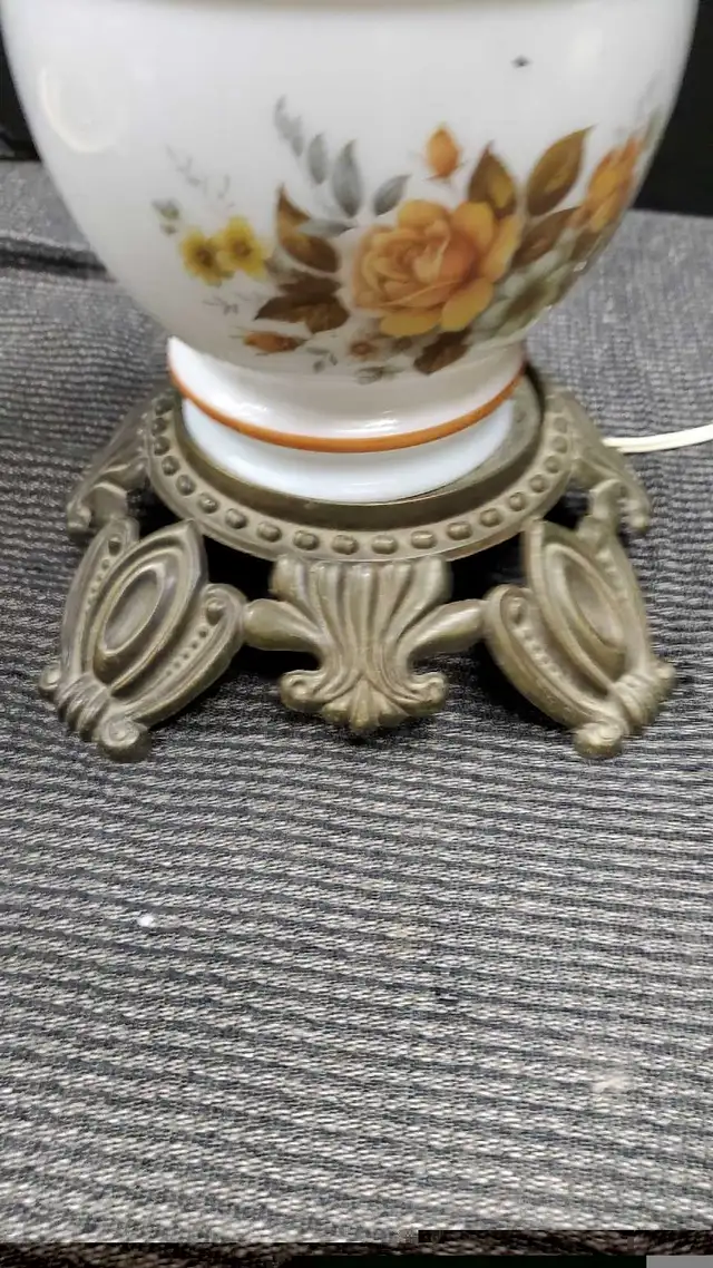 VINTAGE VICTORIAN STYLE TABLE LAMP in Indoor Lighting & Fans in City of Toronto - Image 7