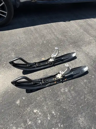 Set of skidoo factory skis Came off a 2010 Rev $300 obo