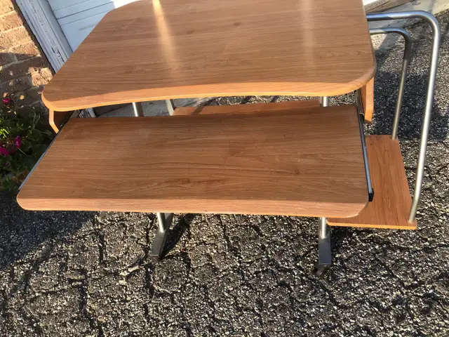 Computer desk. in Desks in City of Toronto - Image 3
