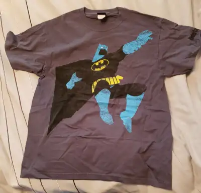 BATMAN COTTON T-SHIRT - LARGE - NEVER WORN / JAMAIS UTILISE, View more