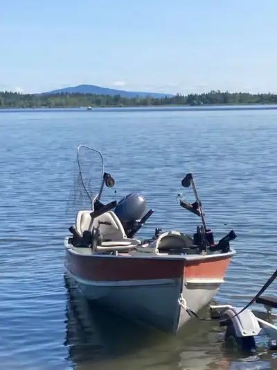 12 Foot LUND Alluminum Boat 2019 Yamaha 9,9 HP Long Shaft Electric Start (less than 20 hours) plus f...