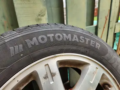 Pneus 215 65 17 utilisé 2 été.....motomaster hydra edge tour..valeur neuf 650$ à 800$.....les mags d...
