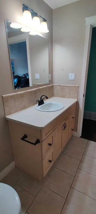 Comes with sink, Delta tap, and toilet paper holder. I also have other (not included) matching acces...
