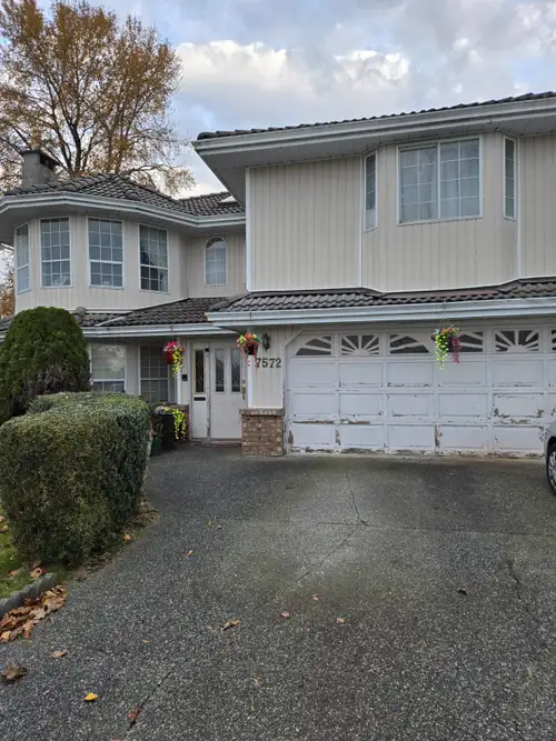 Close to all amenities Bus station. Shopping mall Walmart Superstore Winners 2 Elementary school