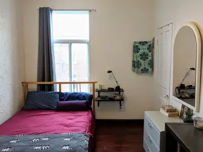 We have two rooms for long term rent in our spacious and very bright 5 1/2 (on the 3rd floor) at Cha...