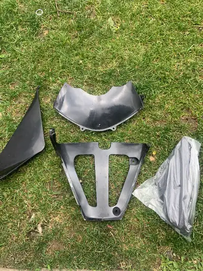 inner V fairing and right and left gas tank fairing and upper cowl faring piece selling all $50 obo...