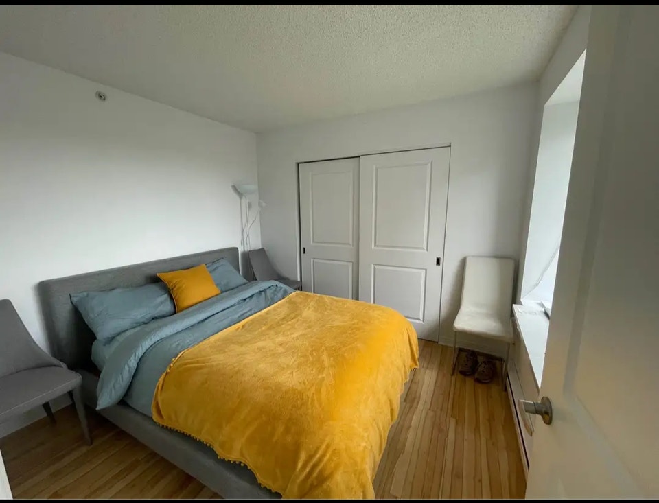 Condo 4½ – 5e étage, terrasse privée, métro 1 min – 1st nov. 4