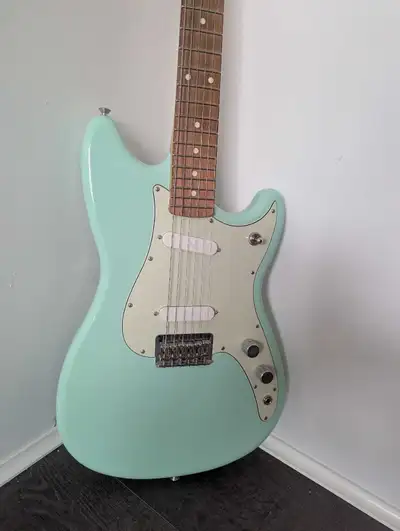 Fender Duo-sonic short scale guitar in excellent condition!, View more