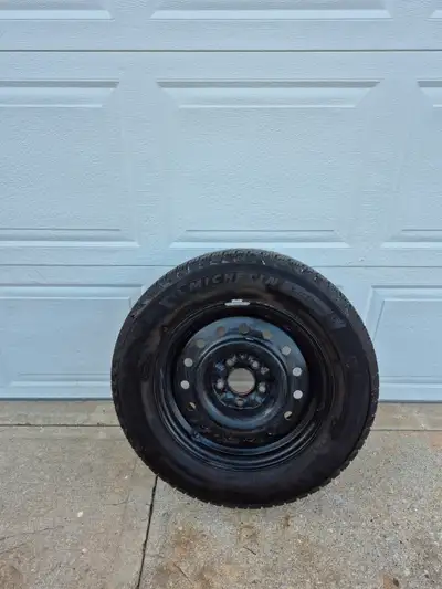 Michelin X-Ice Snow tires on rims used one season 215/65 R16 ( Nissan Qashqai) Paid $1100 new stored...