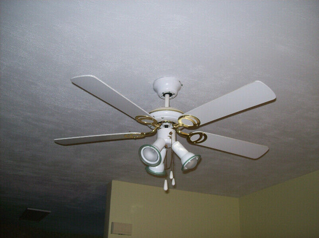 Ventilateur plafonnier avec lumières et 5 pales dans Éclairage intérieur et plafonniers  à Shawinigan - Image 2