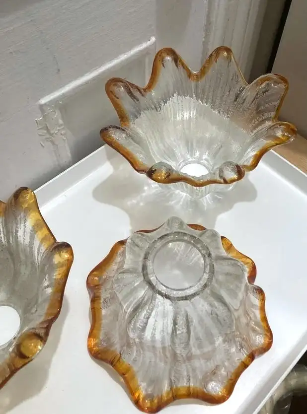 1960/70 Italian Murano Handblown Glass Scallop Tulip Light Shade in Indoor Lighting & Fans in City of Montréal - Image 5