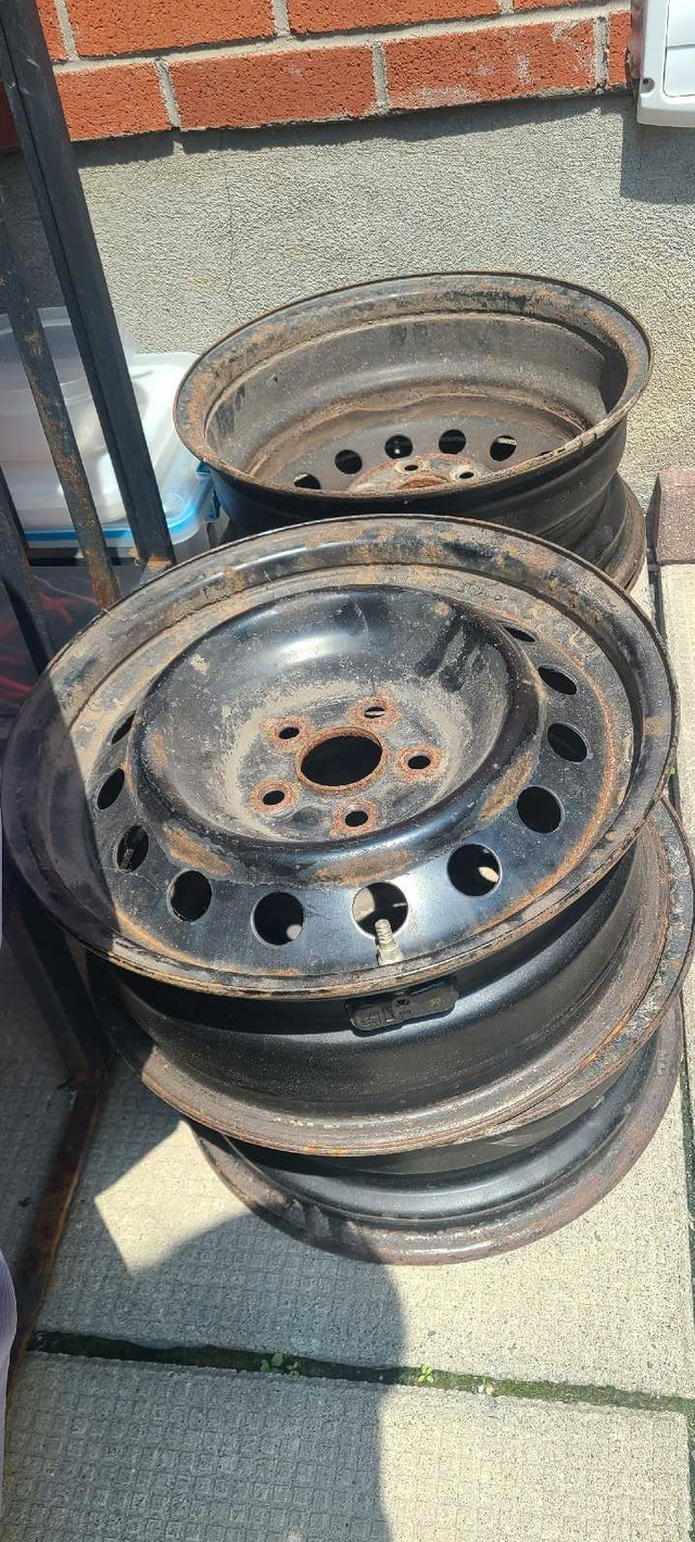 15" Toyota rims WITH sensors in Tires & Rims in Ottawa