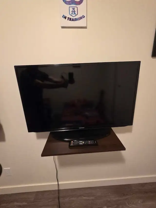 2,  32 inch tvs for.sale. 62863272666113121