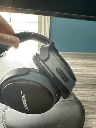 Wirless Bose headphones with case