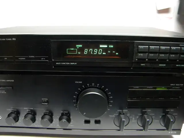 ONKYO A-8170, Integrated Stereo Amplifier with Tuner & Manual in Stereo Systems & Home Theatre in Oakville / Halton Region - Image 2