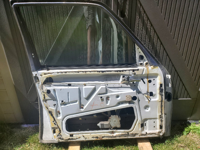 Mercedes 560 SEL W126 Rust Free Drivers Front Door in Auto Body Parts in Mississauga / Peel Region - Image 2