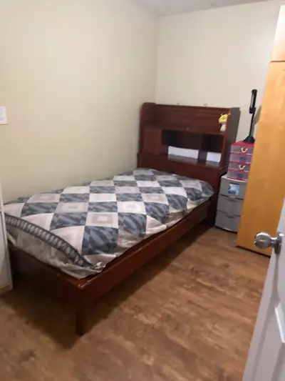 Kabayan ,Pinoy lang po room for rent opposite of train Station belvedere ,shoot me a call at 5877122...