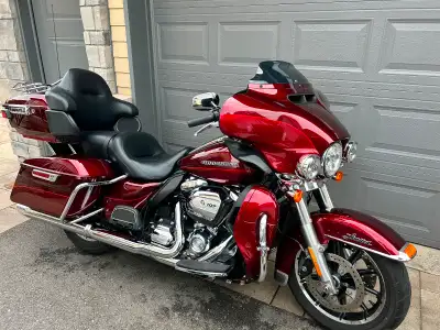 2017 Harley Davidson Ultra Limited FLHTC Seulement 18365km très propre, entretien fait GPS , poignée...