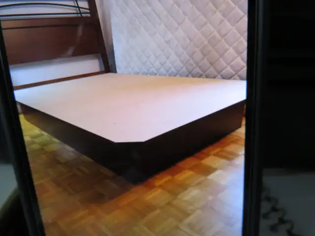 Base de lit (pour lit double) in Beds & Mattresses in Laval / North Shore - Image 3