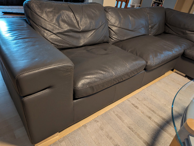 Divan sectionnel en cuir gris de qualité dans Sofas et futons  à Longueuil/Rive Sud - Image 4