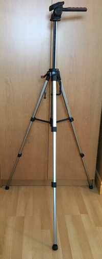 Trépied -Tripod caméra (de 23 po à 60 po de hauteur).