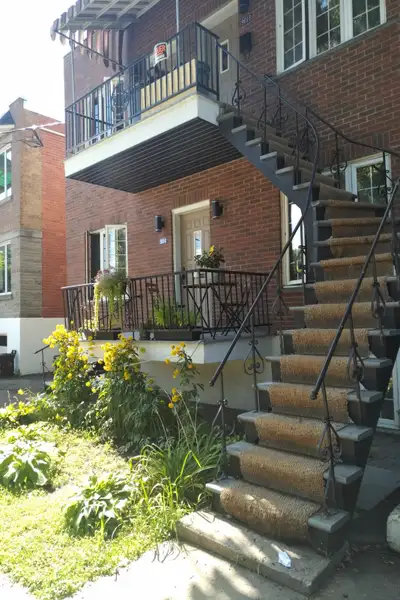 Bel appartement entièrement rénové, situé au 2e étage d’un immeuble paisible, dans le quartier reche...